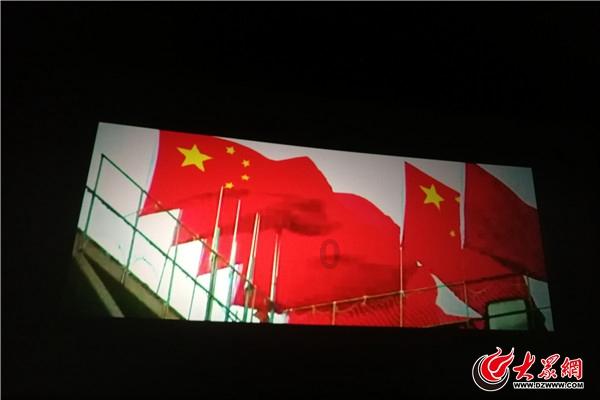 救援落湖男孩